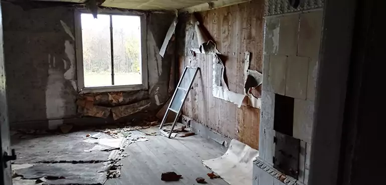 Why Selling a Distressed House Through Traditional Methods Fails in Arizona